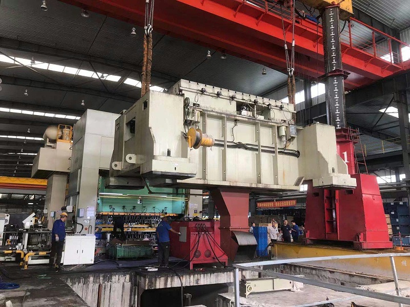 工廠重型生產(chǎn)設(shè)備搬運(yùn)