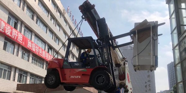 精密設(shè)備吊裝哪家好？無(wú)塵氣墊搬運(yùn)有什么作用？