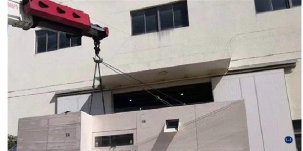 設(shè)備吊裝中的吊機(jī)搬運(yùn)上樓